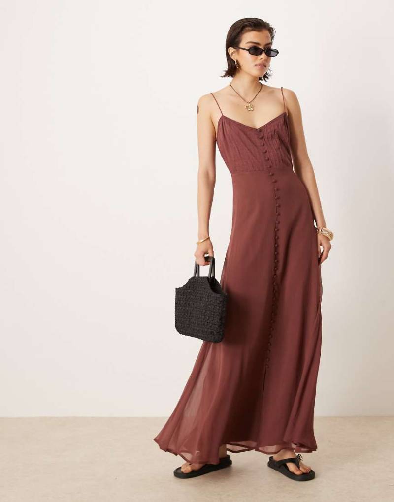ASOS DESIGN - Gestuftes Camisole-Maxikleid in Schokobraun mit Rüschen und Knopfleiste-Bunt von ASOS DESIGN