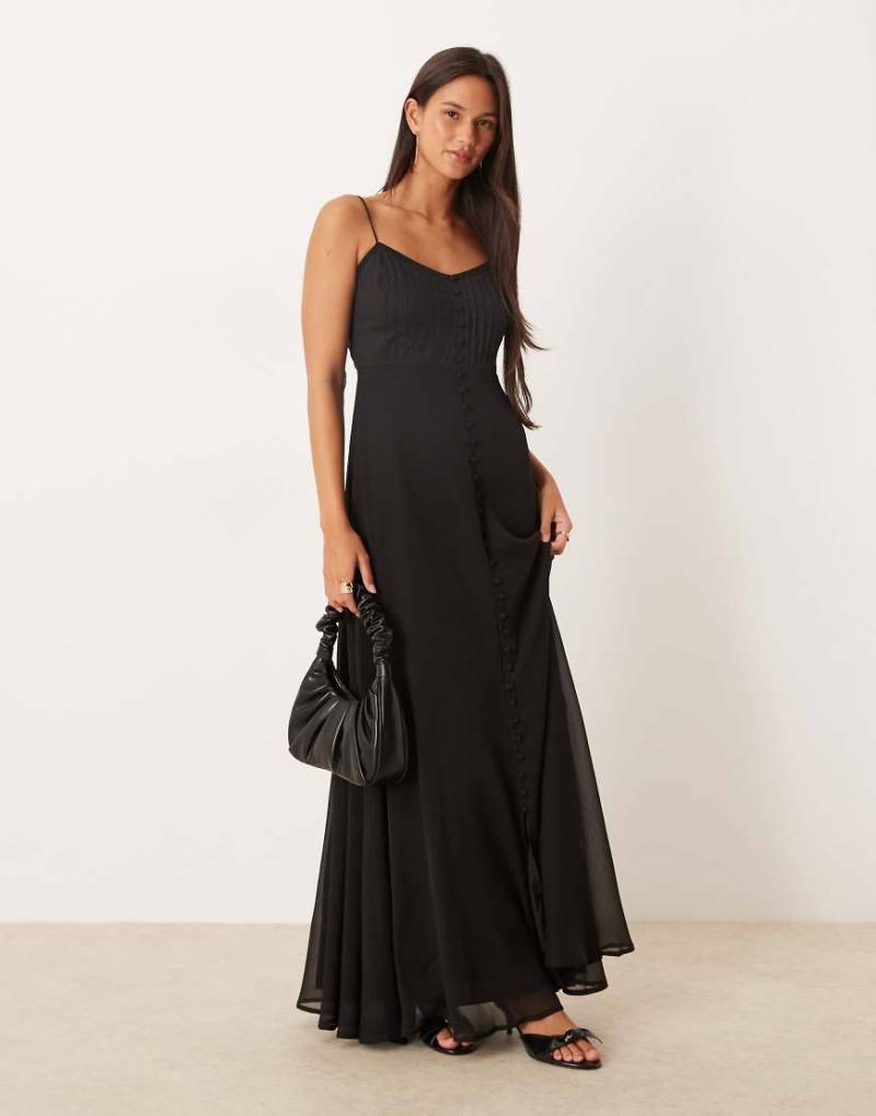 ASOS DESIGN - Gestuftes Camisole-Maxikleid in Schwarz mit Rüschen und Knopfleiste von ASOS DESIGN