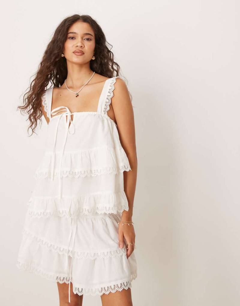 ASOS DESIGN - Gestuftes Camisole-Oberteil in Weiß mit Spitzenborte von ASOS DESIGN