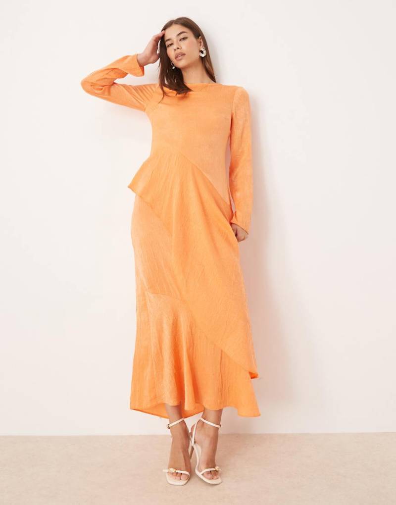 ASOS DESIGN - Gestuftes Maxikleid in Mandarinenorange mit Rüschen von ASOS DESIGN