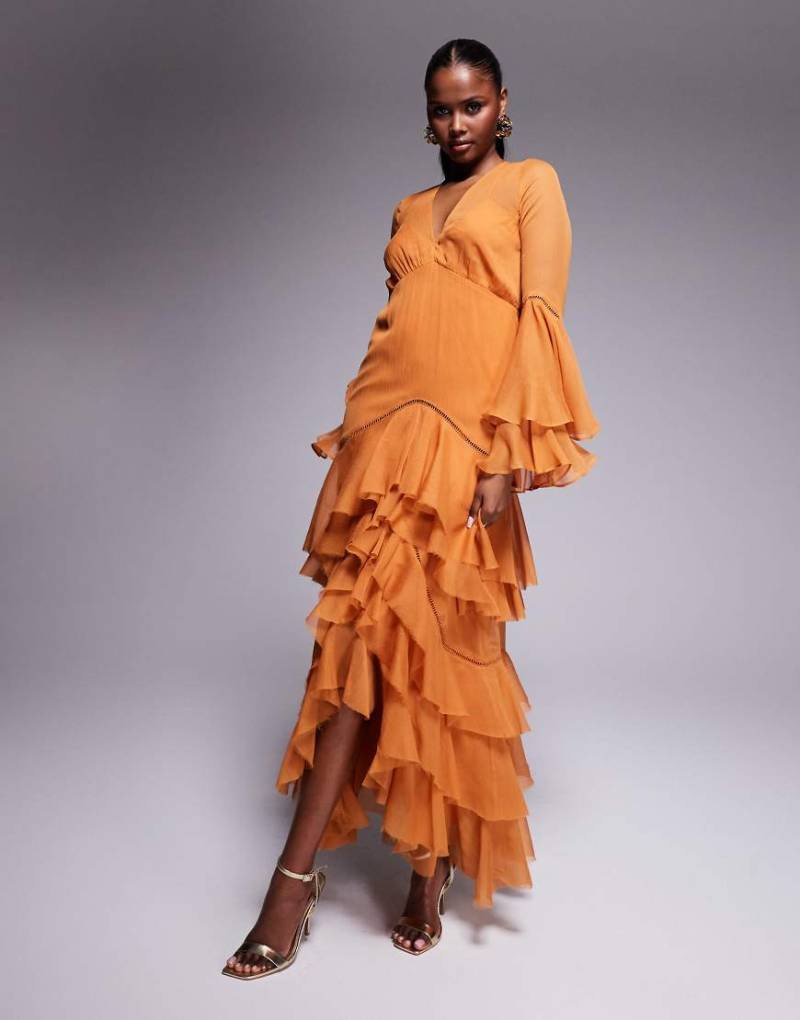 ASOS DESIGN - Gestuftes Maxikleid in Rostrot mit tiefem Ausschnitt, Rüschen und Spitzeneinsätzen von ASOS DESIGN