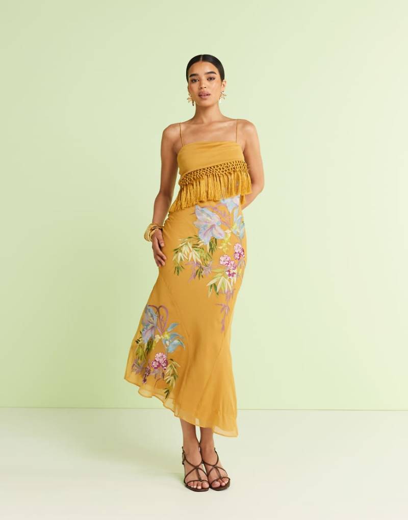 ASOS DESIGN - Gestuftes Maxikleid in Senfgelb mit Stickerei und Fransendetail von ASOS DESIGN