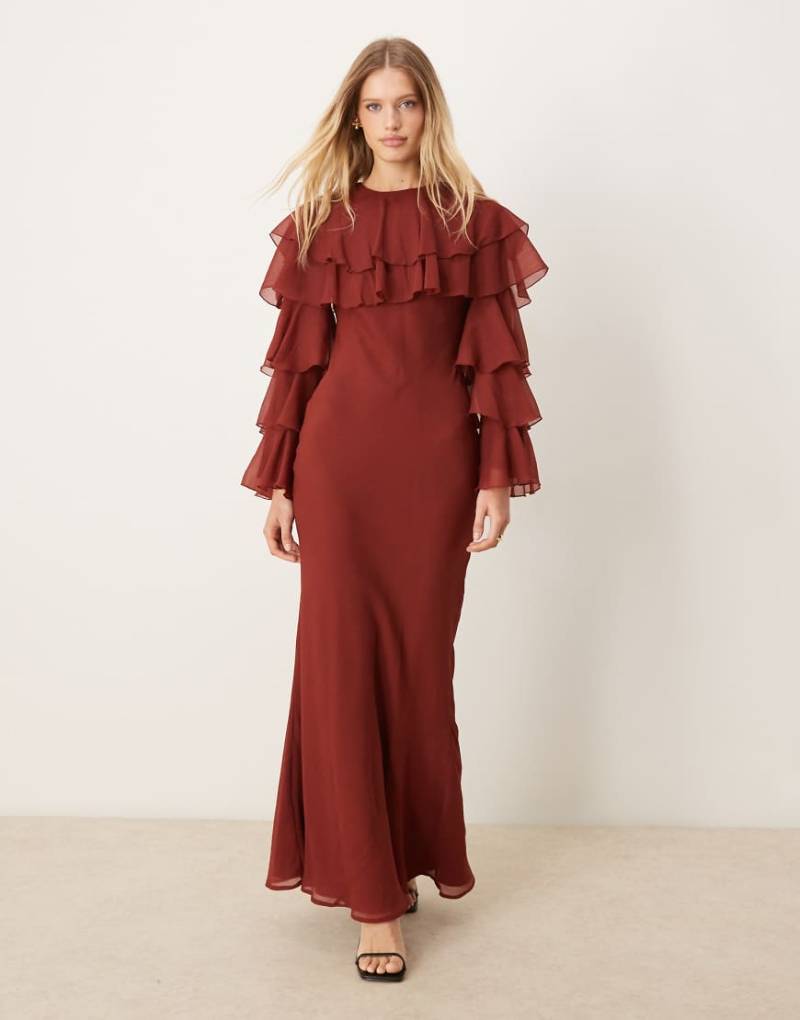 ASOS DESIGN - Gestuftes Maxikleid in kräftigem Kastanienbraun mit Rüschen-Overlay und Schrägschnitt von ASOS DESIGN