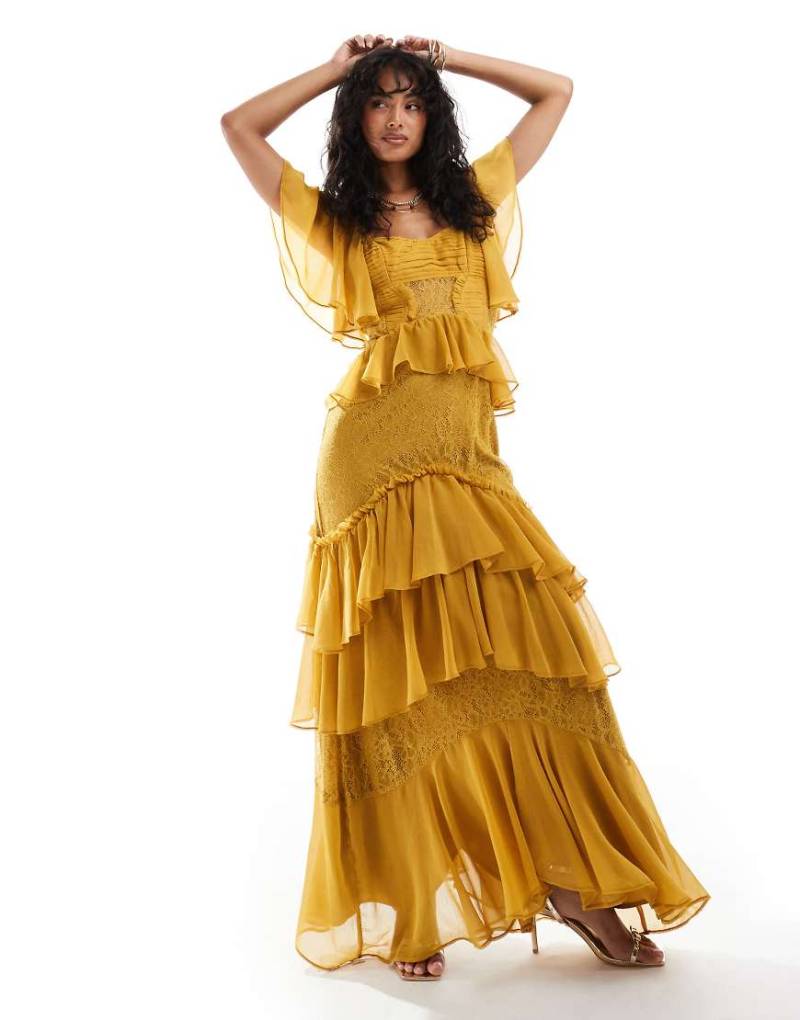 ASOS DESIGN - Gestuftes Midikleid in Senfgelb mit Flatterärmeln und Spitzeneinsatz von ASOS DESIGN