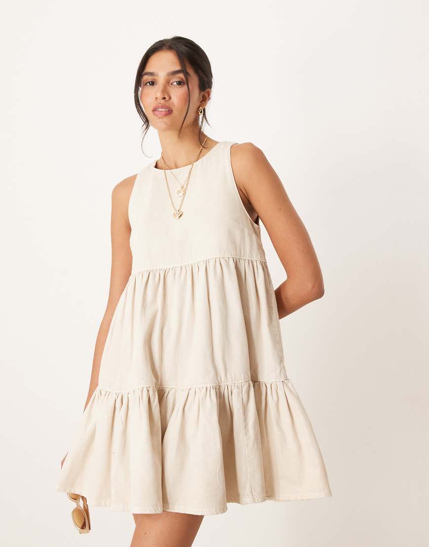 ASOS DESIGN - Gestuftes Mini-Jeanskleid in neutralem Farbton ASOS DESIGN - Gestuftes Mini-Jeanskleid in neutralem Farbton von ASOS DESIGN