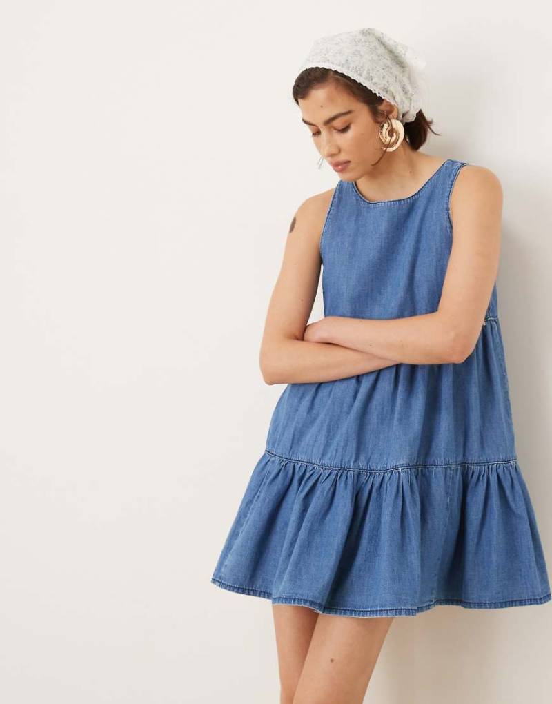 ASOS DESIGN - Gestuftes Mini-Jeanskleid in verwaschenem Mittelblau von ASOS DESIGN