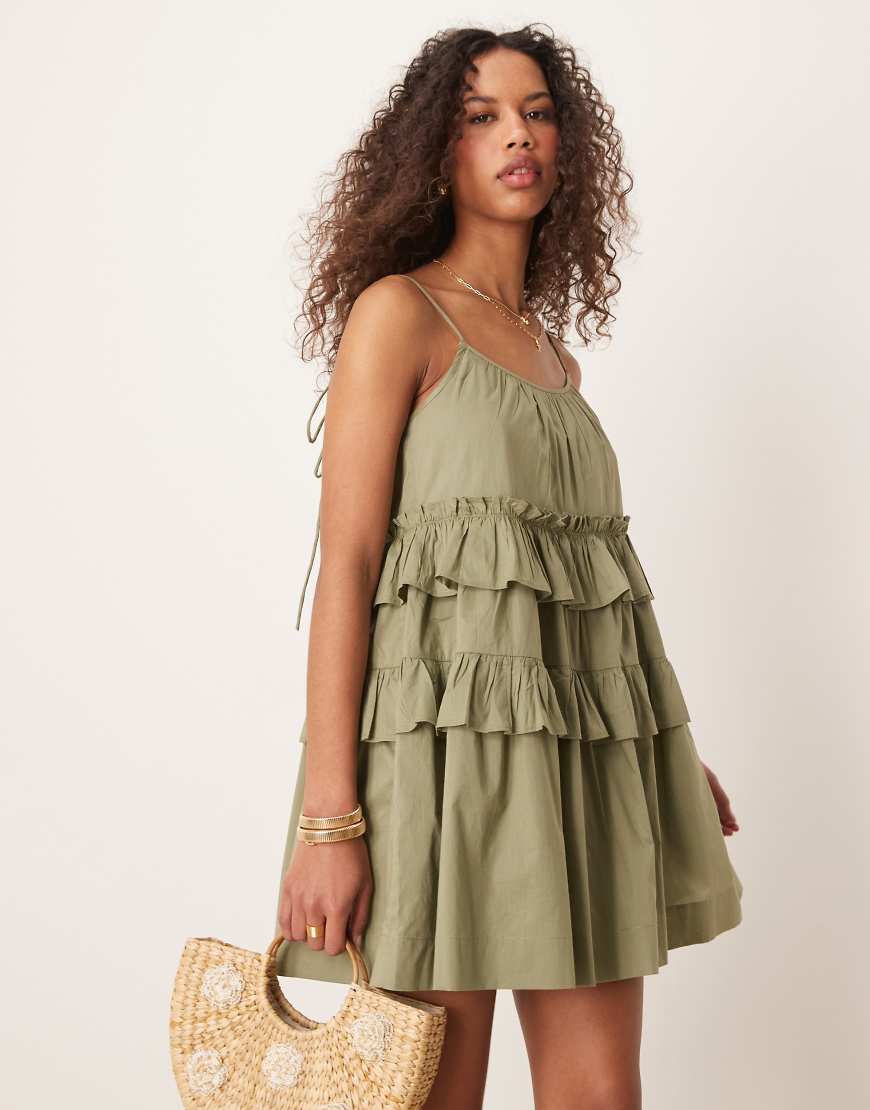 ASOS DESIGN - Gestuftes Minikleid in Khaki mit Rüschen-Grün ASOS DESIGN - Gestuftes Minikleid in Khaki mit Rüschen-Grün von ASOS DESIGN