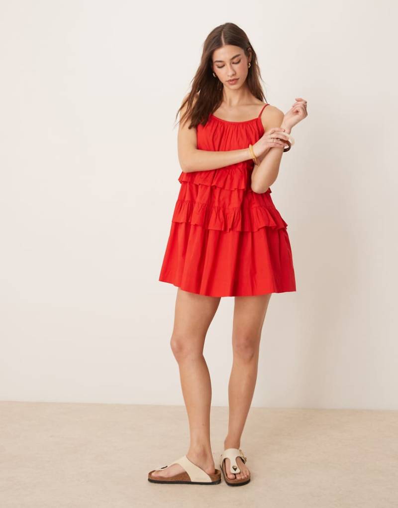 ASOS DESIGN - Gestuftes Minikleid in Rot mit Rüschen von ASOS DESIGN