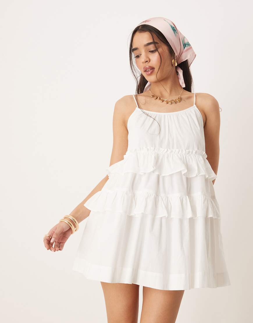 ASOS DESIGN - Gestuftes Sommerkleid in Minilänge in Weiß mit Rüschen von ASOS DESIGN