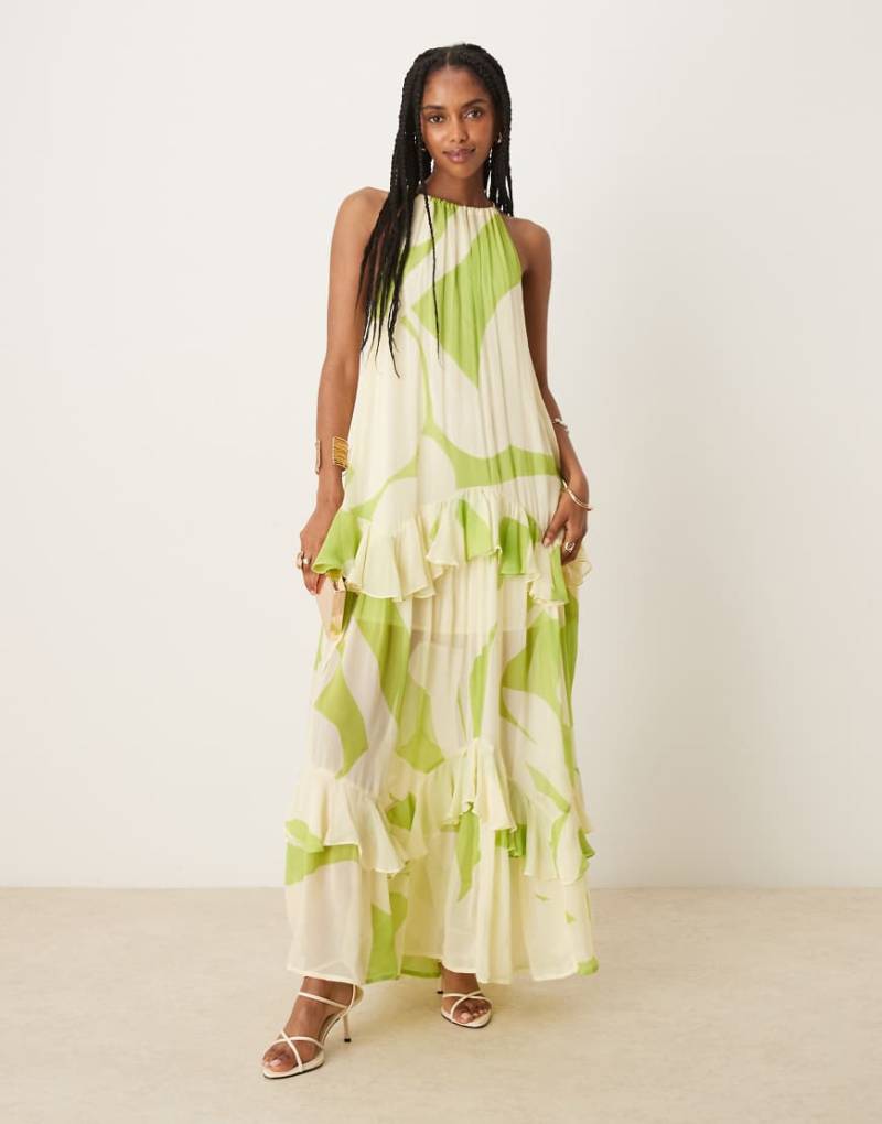 ASOS DESIGN - Gestuftes Neckholder-Maxikleid in Grün mit Rüschen und abstraktem Print von ASOS DESIGN