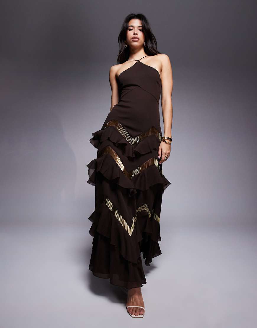 ASOS DESIGN - Gestuftes Neckholder-Maxikleid in Schokobraun mit Rüschen und Verzierung ASOS DESIGN - Gestuftes Neckholder-Maxikleid in Schokobraun mit Rüschen und Verzierung von ASOS DESIGN