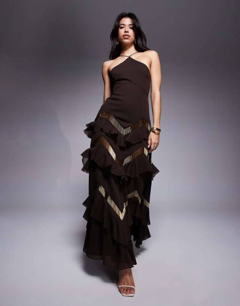 ASOS DESIGN - Gestuftes Neckholder-Maxikleid in Schokobraun mit Rüschen und Verzierung von ASOS DESIGN