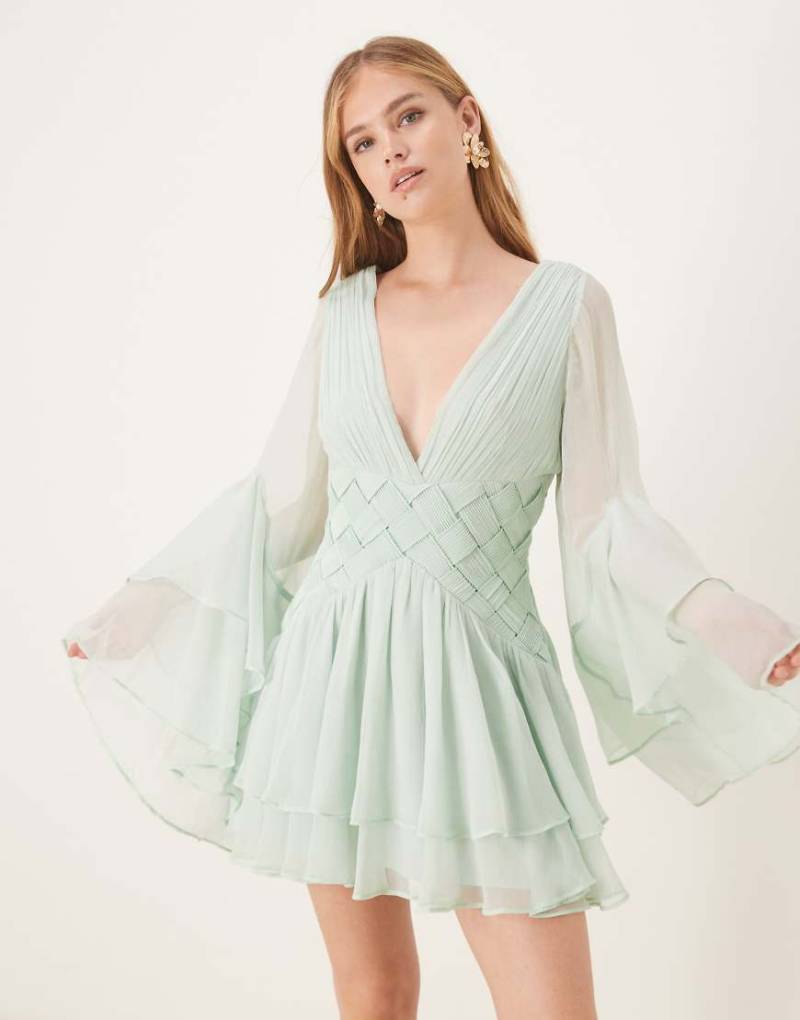 ASOS DESIGN - Gestuftes Rüschen-Minikleid in Blassblau mit Detail mit Flechtstruktur von ASOS DESIGN