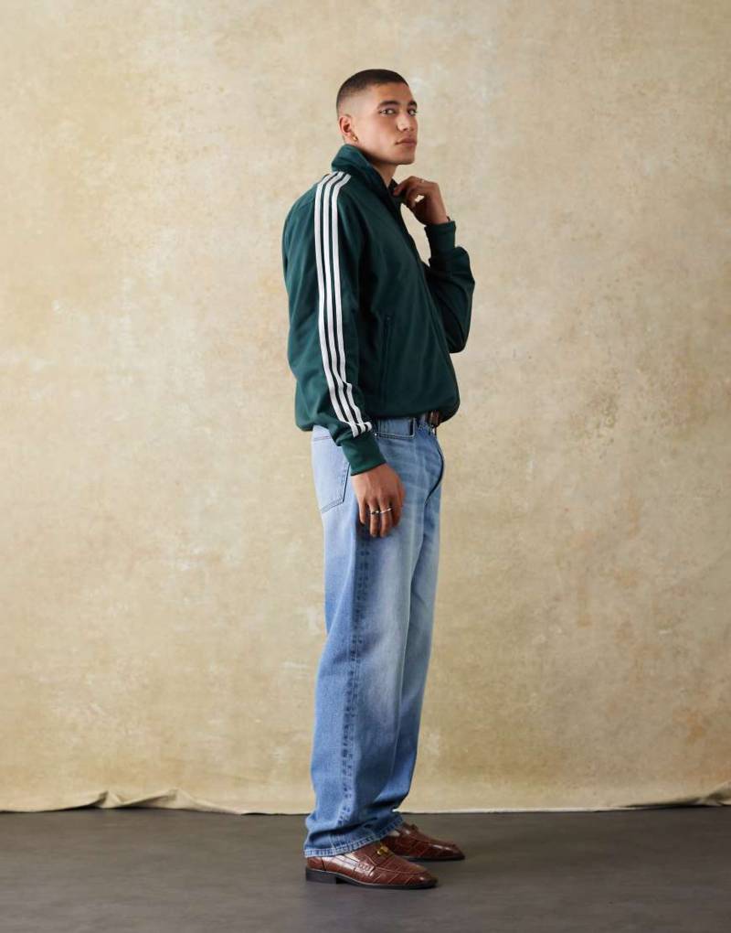 ASOS DESIGN - Getönte Jeans in mittelblauer Waschung mit geradem Schnitt von ASOS DESIGN