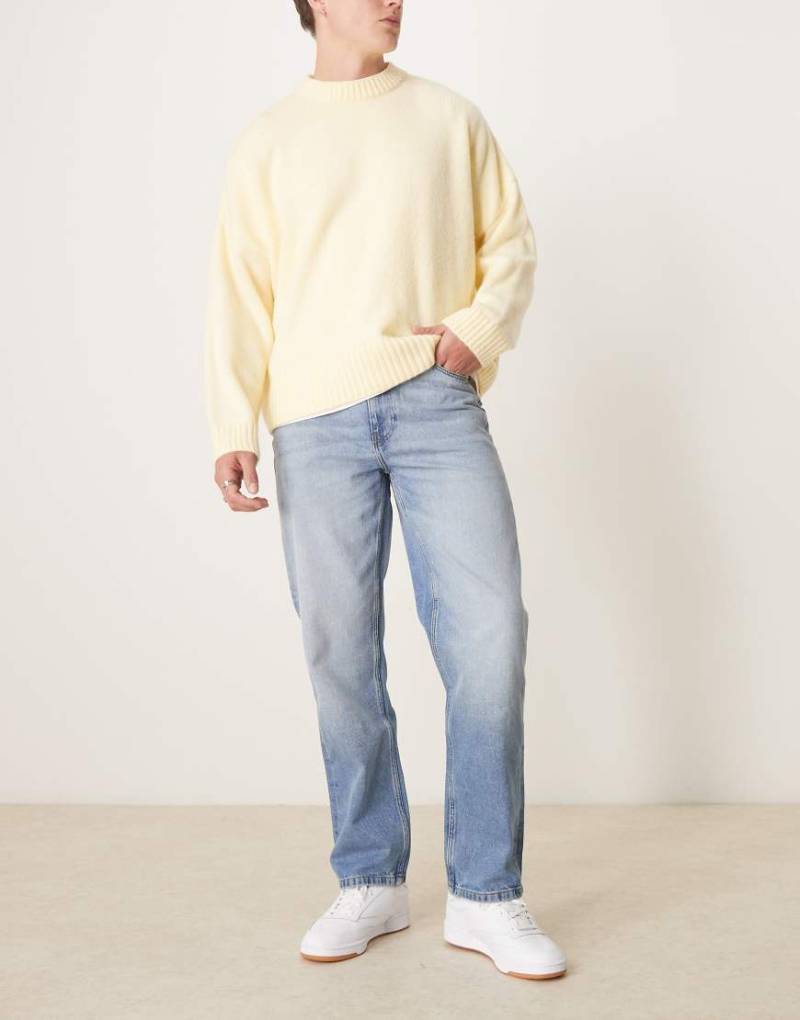 ASOS DESIGN - Getönte Jeans in mittelblauer Waschung mit geradem Schnitt von ASOS DESIGN