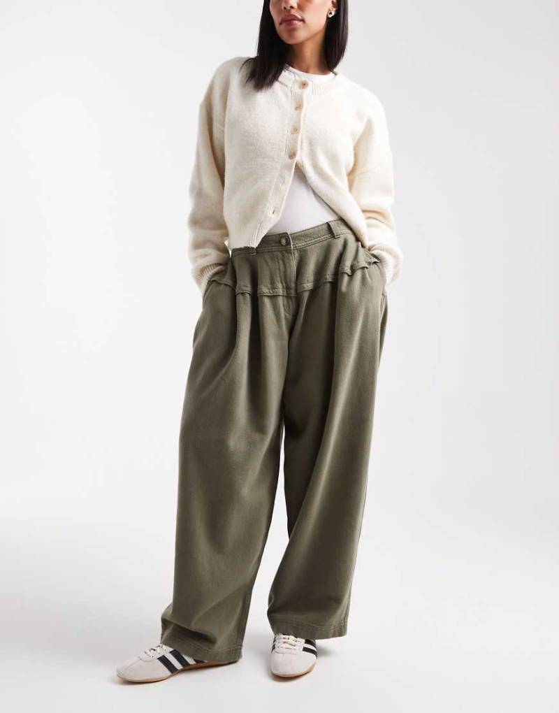 ASOS DESIGN - Gewaschene Super-Oversize-Hose in verwaschenem Khaki mit Ziernaht-Grün von ASOS DESIGN