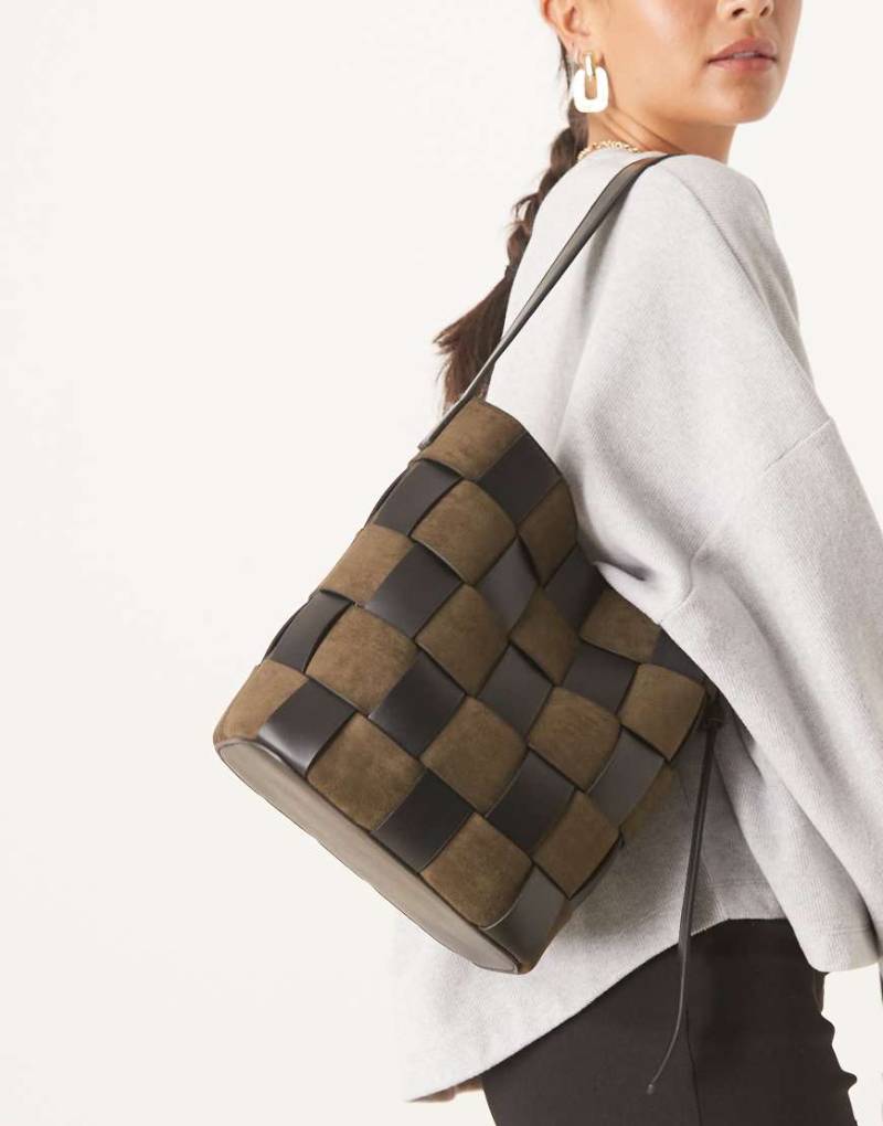 ASOS DESIGN - Gewebte Beuteltasche aus Wildlederimitat und Kunstleder in Khaki-Grün ASOS DESIGN - Gewebte Beuteltasche aus Wildlederimitat und Kunstleder in Khaki-Grün von ASOS DESIGN