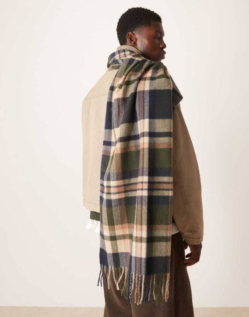 ASOS DESIGN - Gewebter, karierter Schal in Marineblau ASOS DESIGN - Gewebter, karierter Schal in Marineblau von ASOS DESIGN