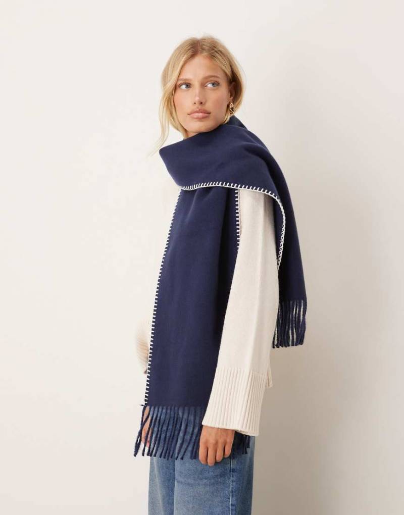 ASOS DESIGN - Gewebter Oversize-Schal in Marineblau mit Languettenstich-Rot von ASOS DESIGN