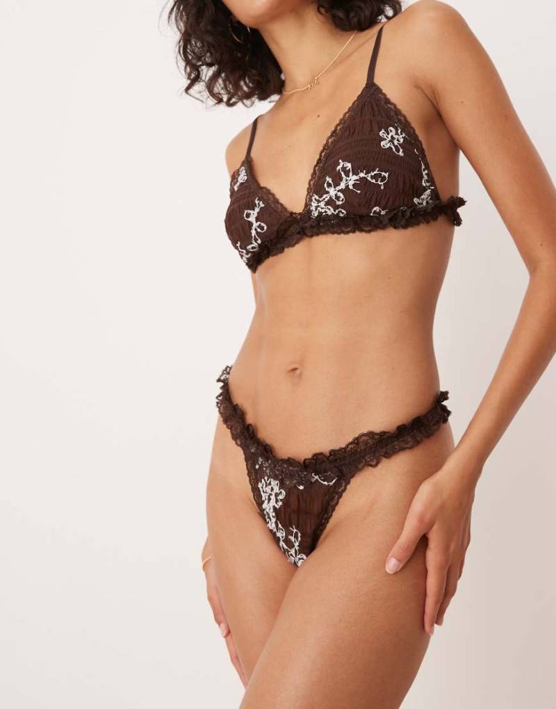ASOS DESIGN - Gia - Tanga in Schokobraun mit Vintage-Rüschenverzierung von ASOS DESIGN