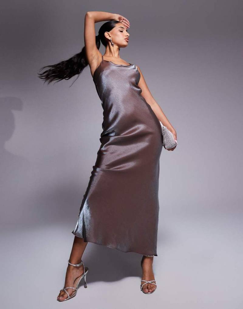 ASOS DESIGN - Glänzendes Maxi-Trägerkleid in Metallic-Silber von ASOS DESIGN