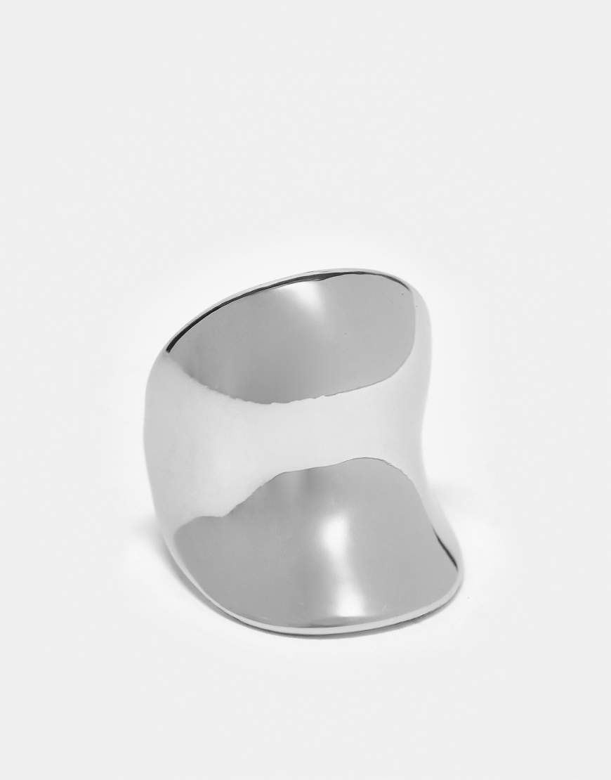 ASOS DESIGN - Glatter silberfarbener Ring mit abstraktem Design ASOS DESIGN - Glatter silberfarbener Ring mit abstraktem Design von ASOS DESIGN