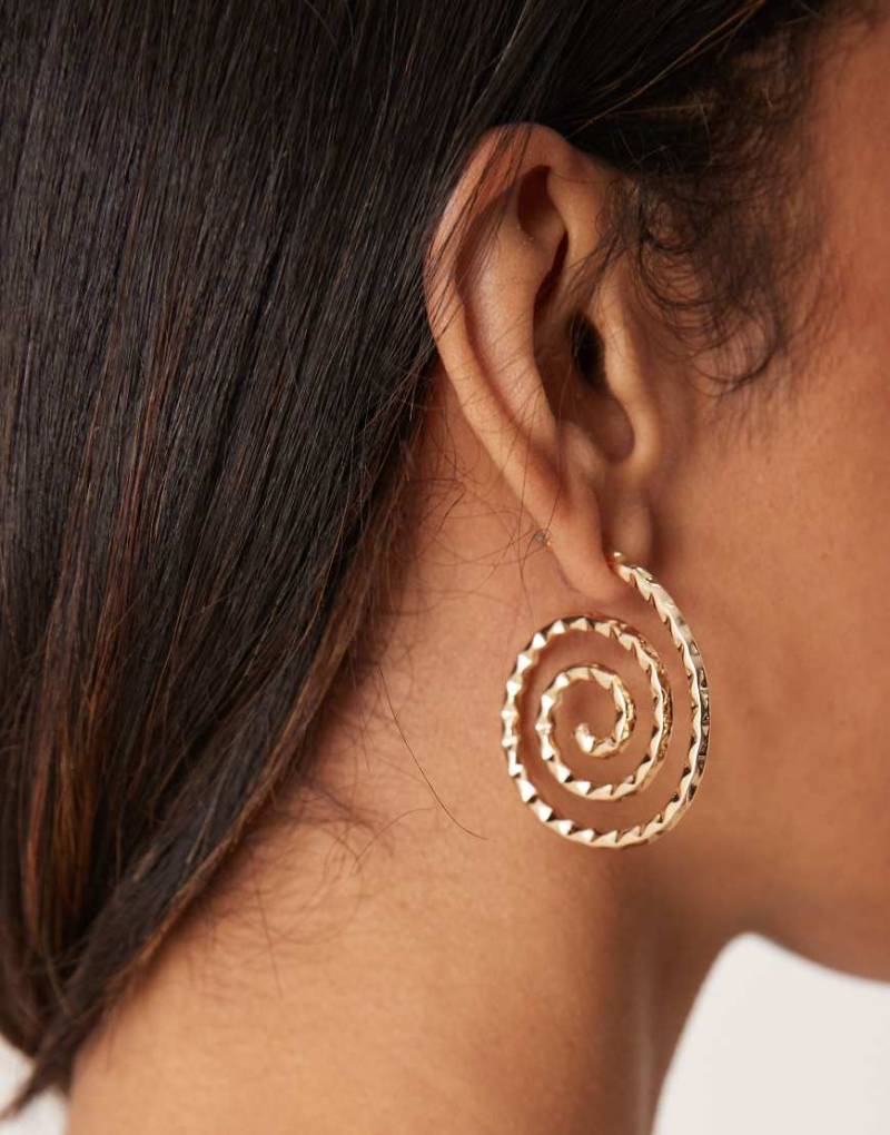 ASOS DESIGN - Goldarbene Ohrringe in spiralförmigem, gehämmertem Design-Goldfarben von ASOS DESIGN