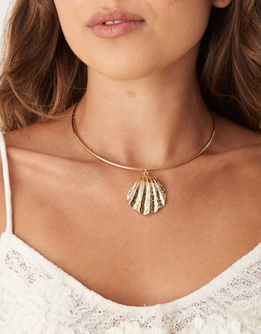 ASOS DESIGN - Goldfarbene, eng anliegende Torque-Halskette mit großem Muschelanhänger von ASOS DESIGN