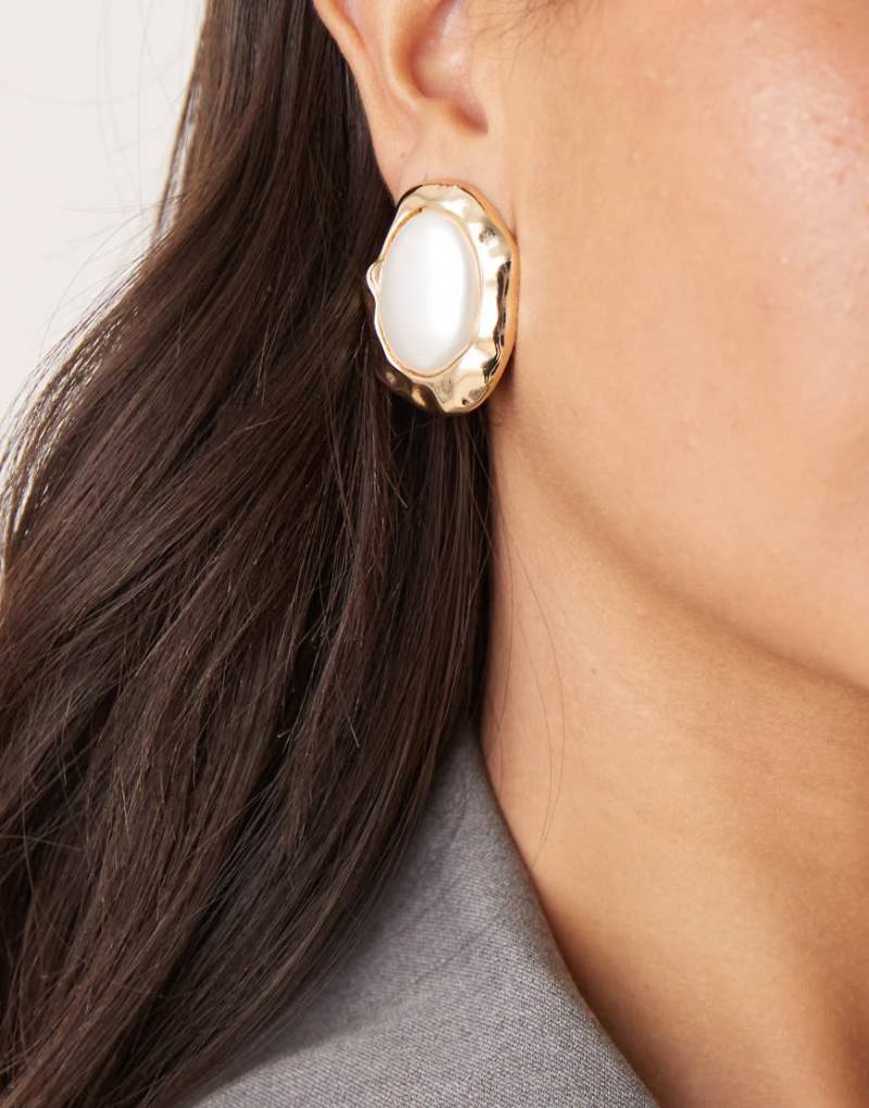 ASOS DESIGN - Goldfarbene, große Ohrringe in geschmolzener Optik mit eingefasster Kunstperle von ASOS DESIGN