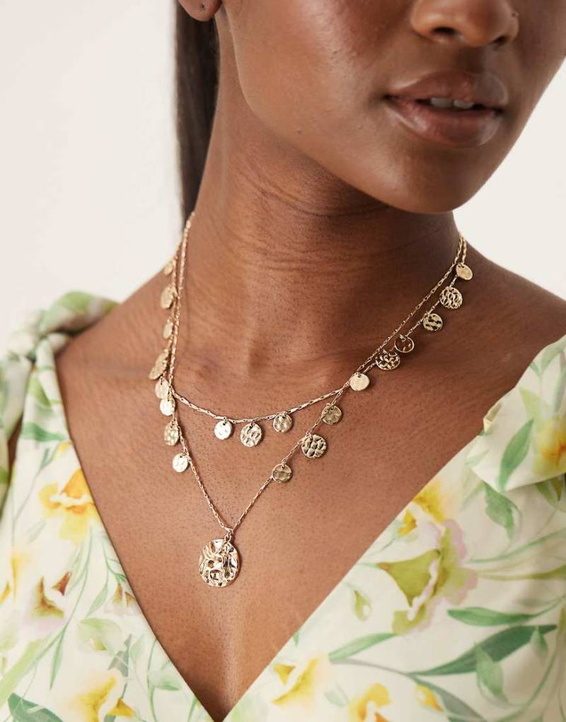 ASOS DESIGN - Goldfarbene, mehrreihige Halskette mit strukturierten Mini-Münzen und Münzanhänger von ASOS DESIGN