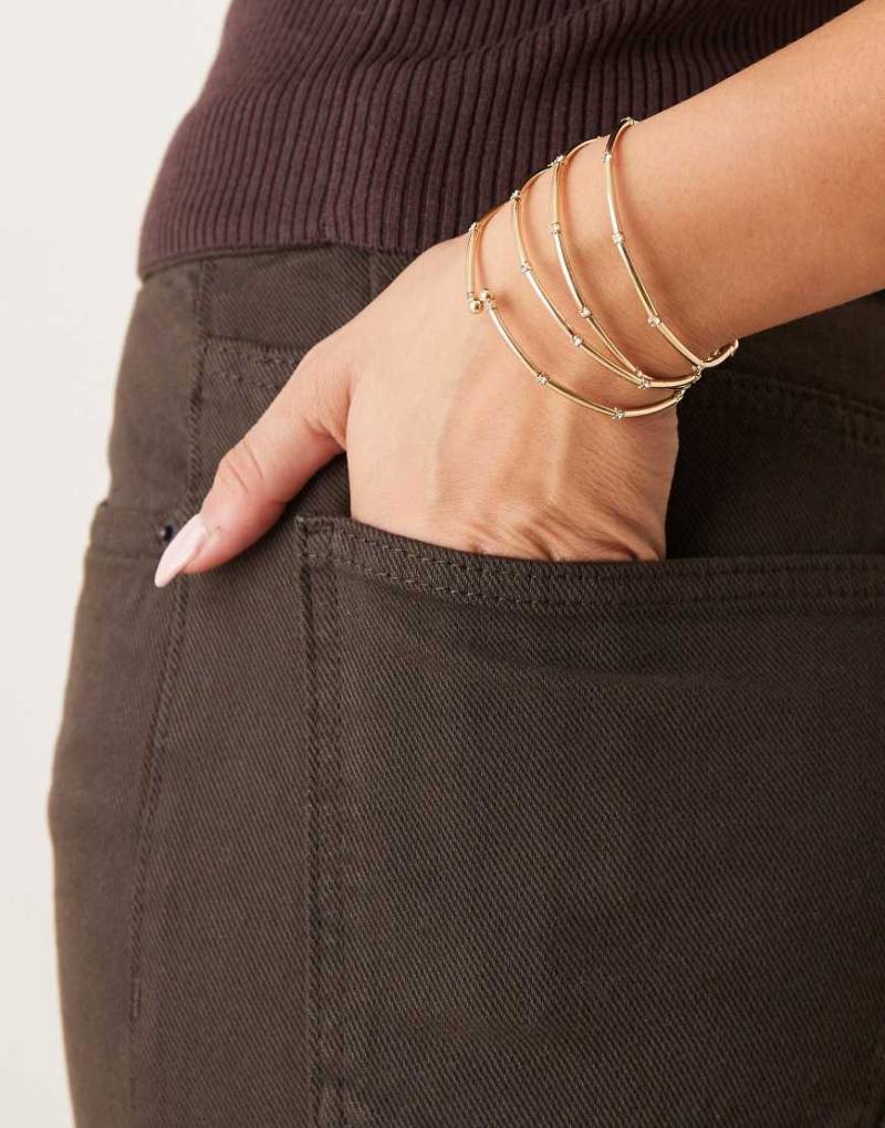 ASOS DESIGN - Goldfarbene, mehrreihige Stretch-Armbänder von ASOS DESIGN