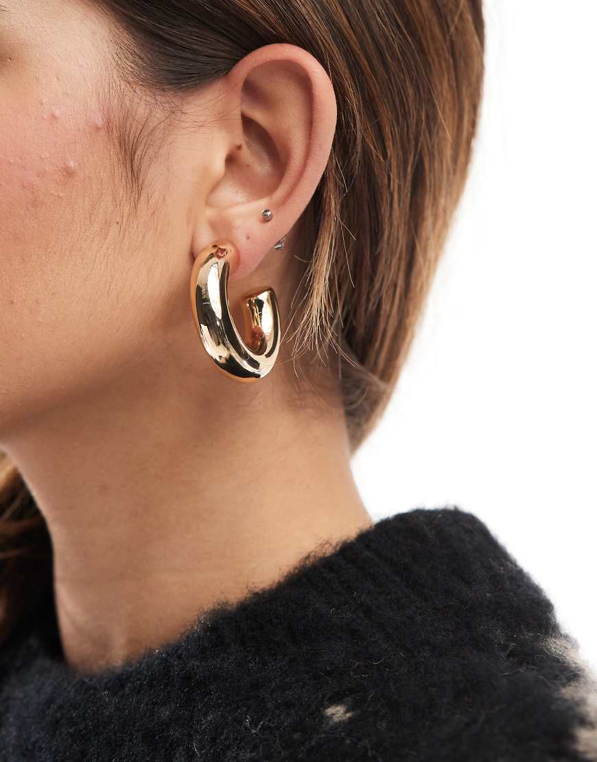 ASOS DESIGN - Goldfarbene, röhrenförmige Creolen von ASOS DESIGN