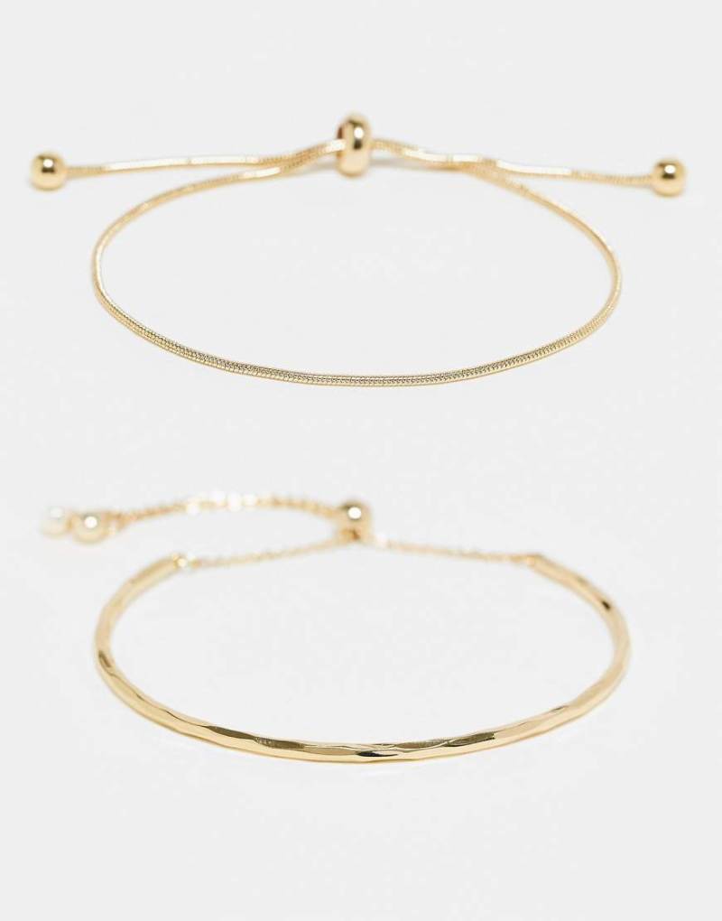 ASOS DESIGN - Goldfarbene Armbänder im 2er-Pack mit Knebel-Verschluss von ASOS DESIGN