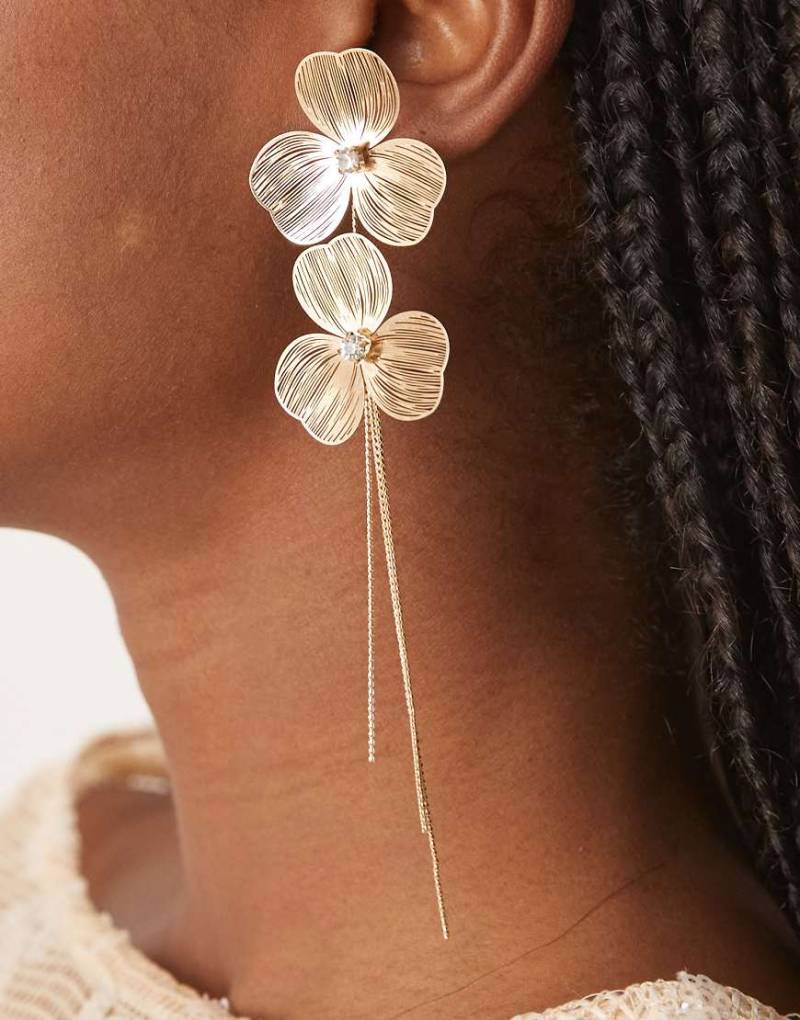 ASOS DESIGN - Goldfarbene Blumen-Ohrstecker mit Draht-Design und Kettenquasten-Anhänger von ASOS DESIGN