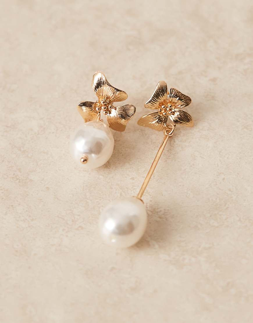 ASOS DESIGN - Goldfarbene Blumen-Ohrstecker mit asymmetrischen Perlenanhängern ASOS DESIGN - Goldfarbene Blumen-Ohrstecker mit asymmetrischen Perlenanhängern von ASOS DESIGN