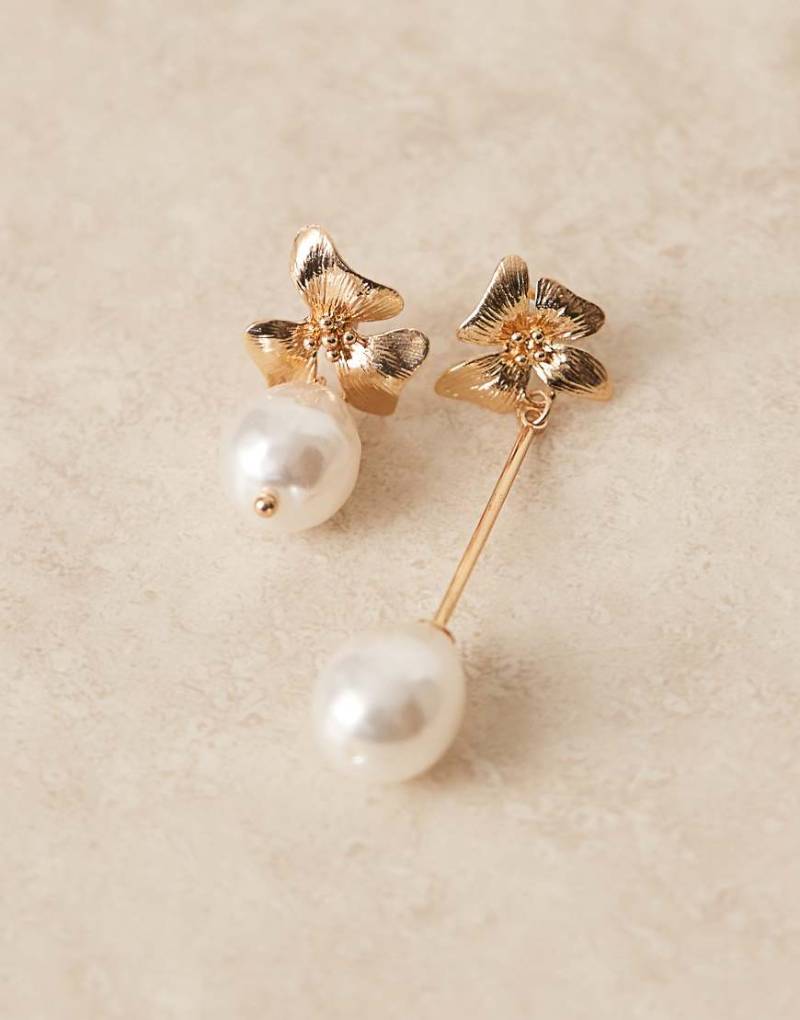 ASOS DESIGN - Goldfarbene Blumen-Ohrstecker mit asymmetrischen Perlenanhängern von ASOS DESIGN