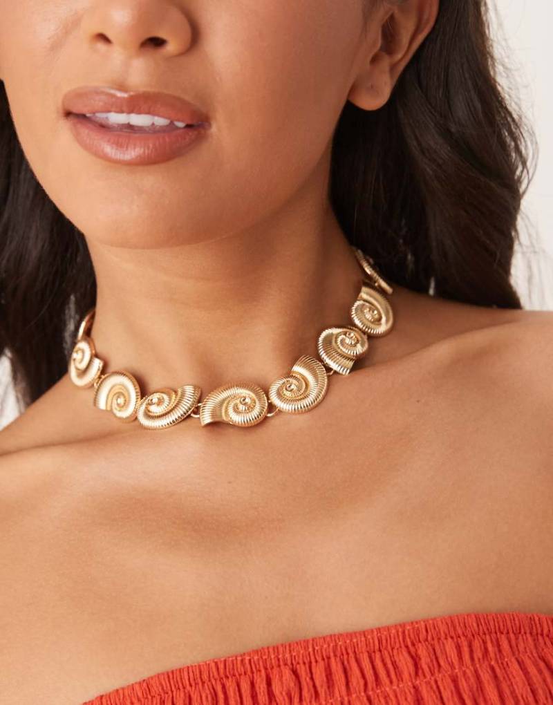 ASOS DESIGN - Goldfarbene Choker-Halskette im Kunstmuschel-Design von ASOS DESIGN