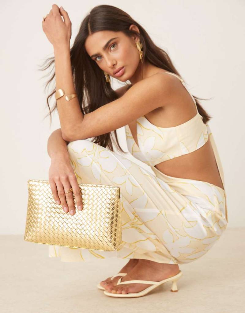 ASOS DESIGN - Goldfarbene Clutch mit Webmuster und Reißverschluss oben von ASOS DESIGN