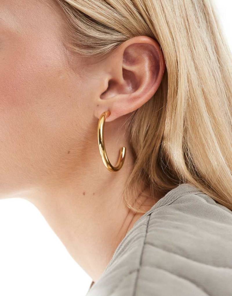 ASOS DESIGN - Goldfarbene Creolen aus wasserabweisendem Edelstahl mit schlauchförmigem Design von ASOS DESIGN