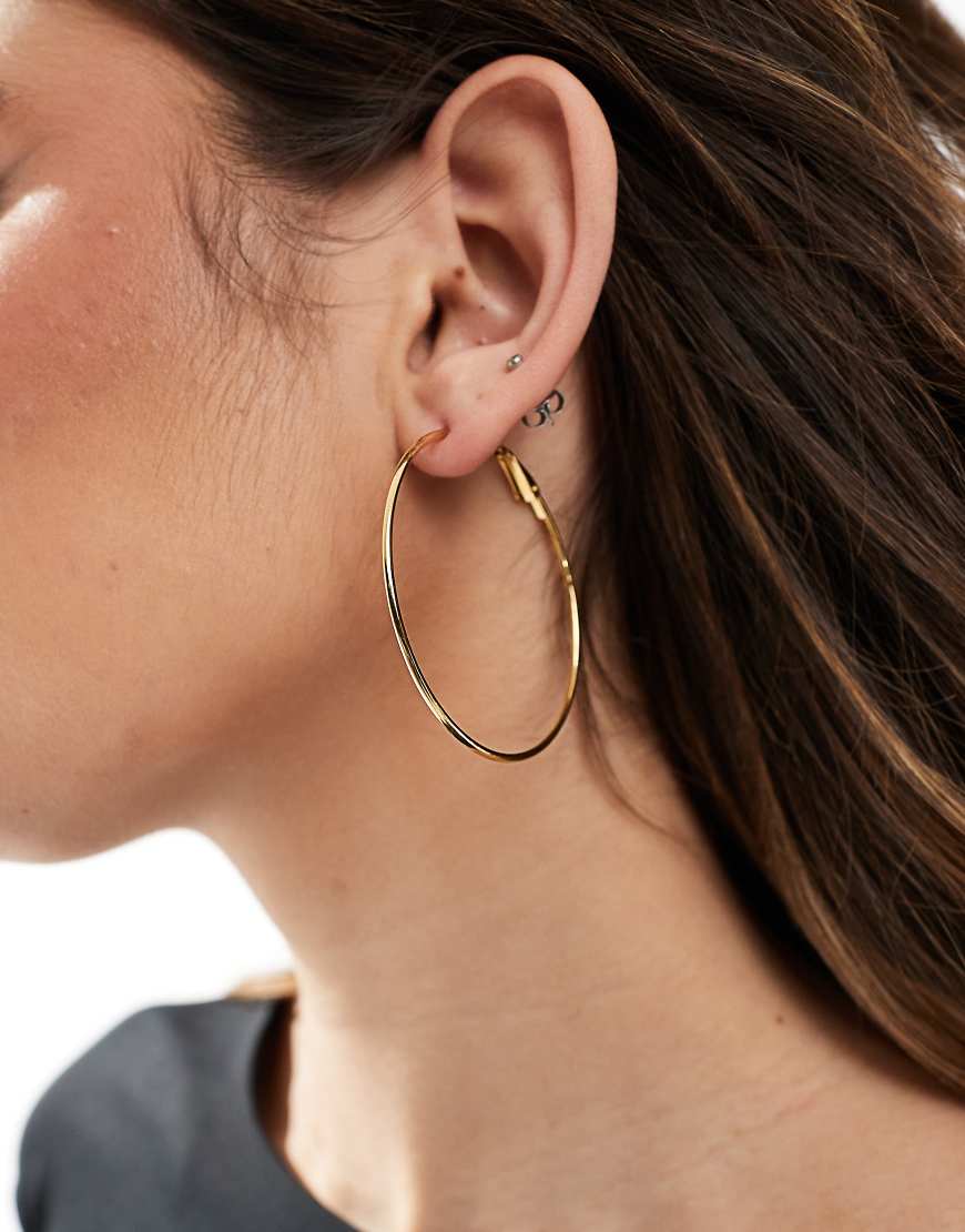 ASOS DESIGN - Goldfarbene Creolen aus wasserfestem Edelstahl mit schmalem Detail von ASOS DESIGN
