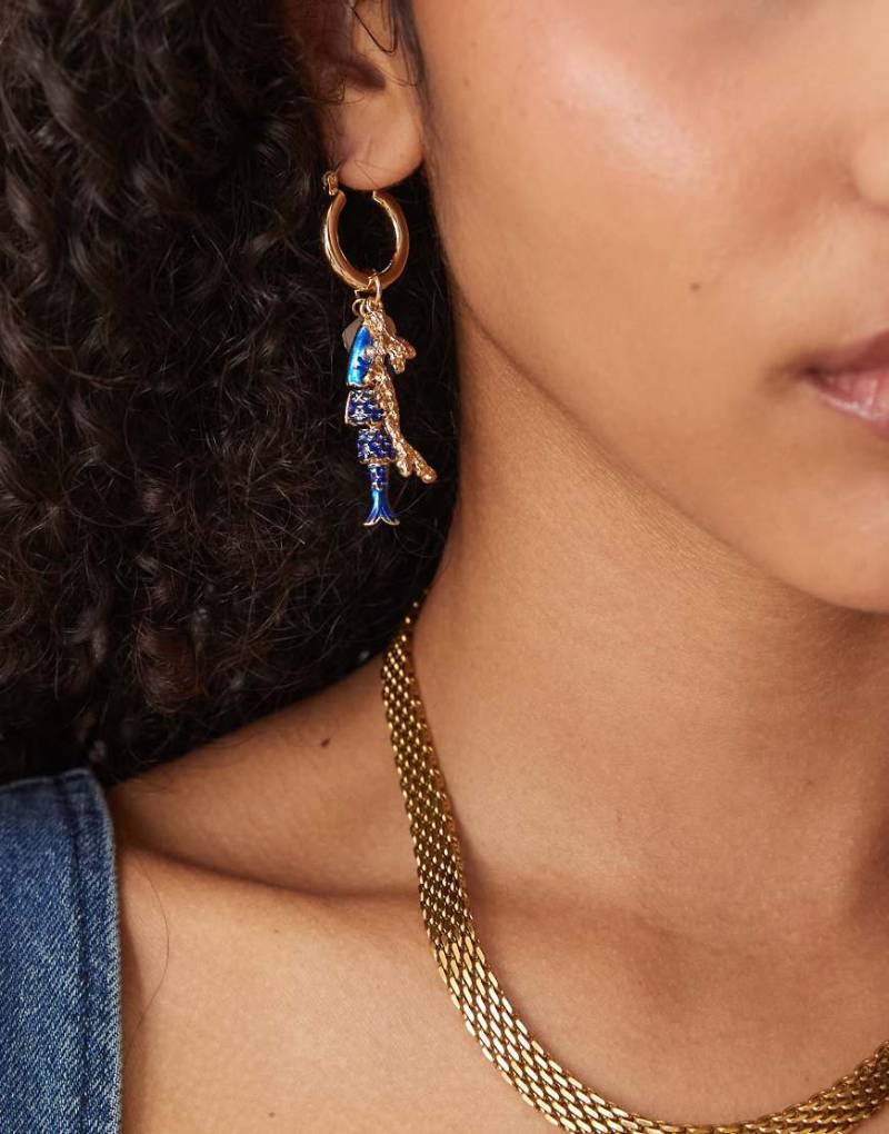 ASOS DESIGN - Goldfarbene Creolen mit Fisch-Anhängern von ASOS DESIGN