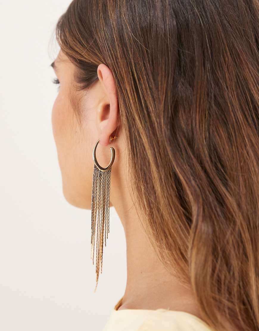 ASOS DESIGN - Goldfarbene Creolen mit Kettenanhänger im Wasserfall-Design von ASOS DESIGN