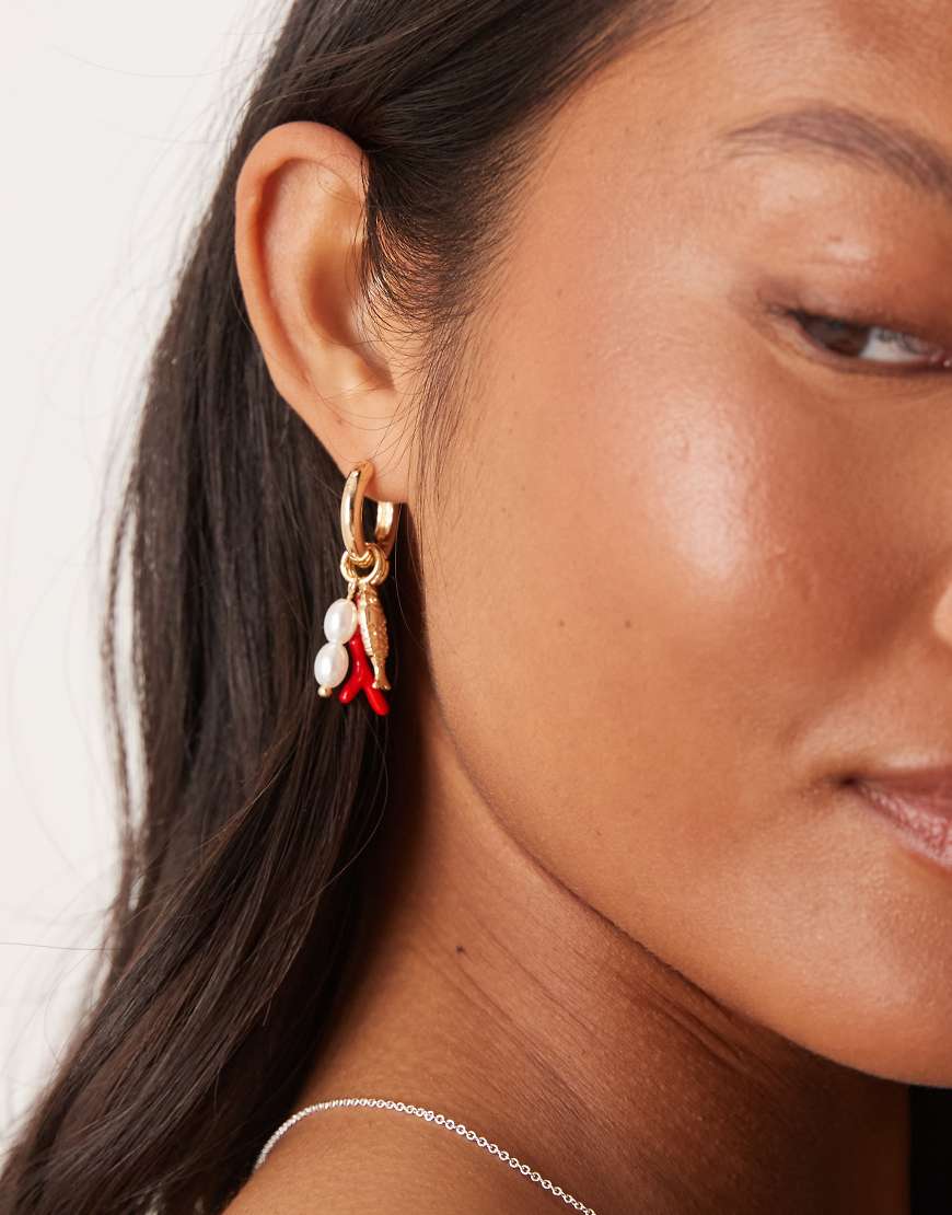 ASOS DESIGN - Goldfarbene Creolen mit Kunstperlen- und Meeresmotiv-Anhänger von ASOS DESIGN