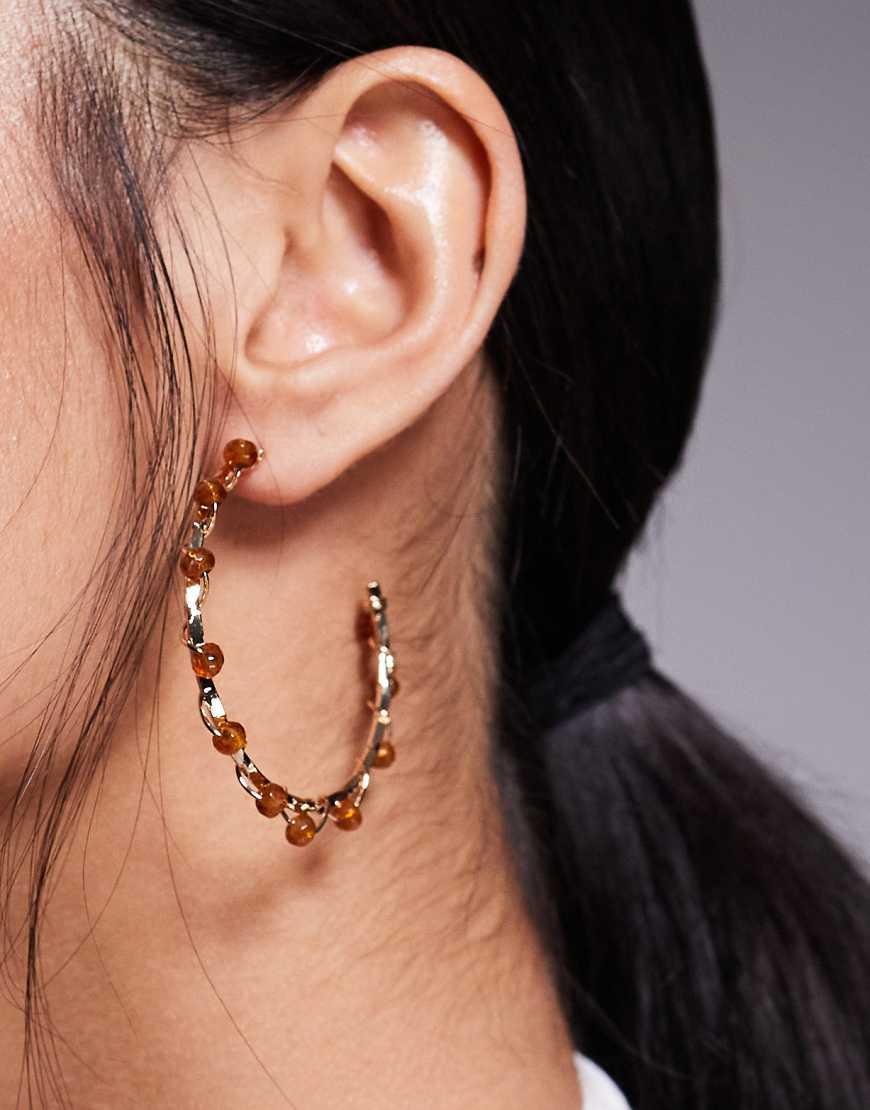 ASOS DESIGN - Goldfarbene Creolen mit bernsteinfarbenen Kunststeinsplittern von ASOS DESIGN
