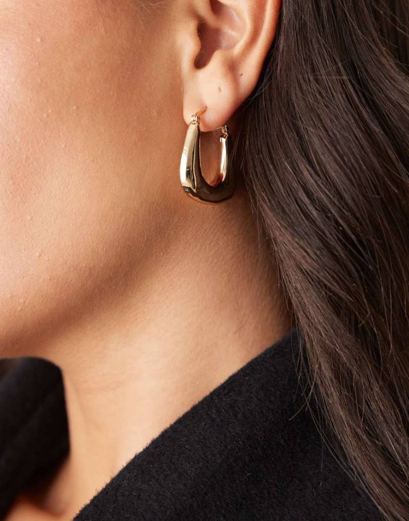 ASOS DESIGN - Goldfarbene Creolen mit breitem, kantigem Design von ASOS DESIGN