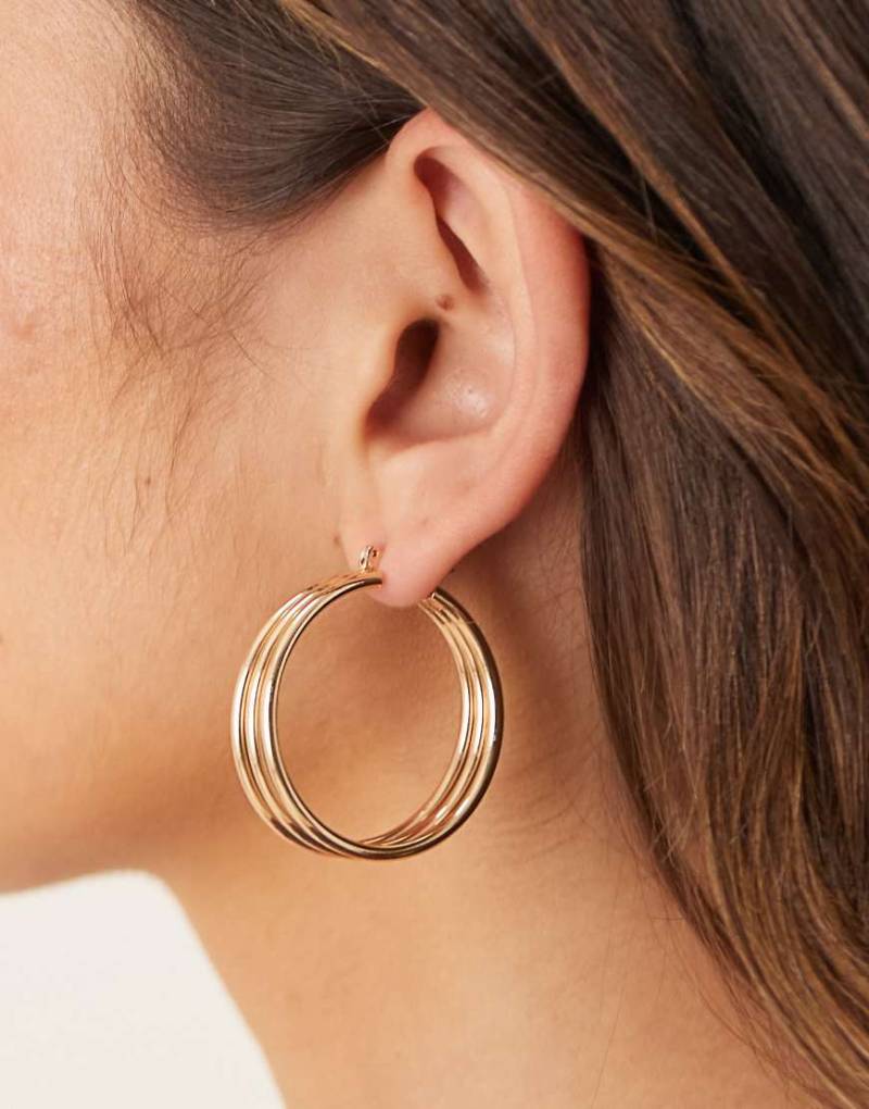 ASOS DESIGN - Goldfarbene Creolen mit dreifachem Drahtdesign von ASOS DESIGN