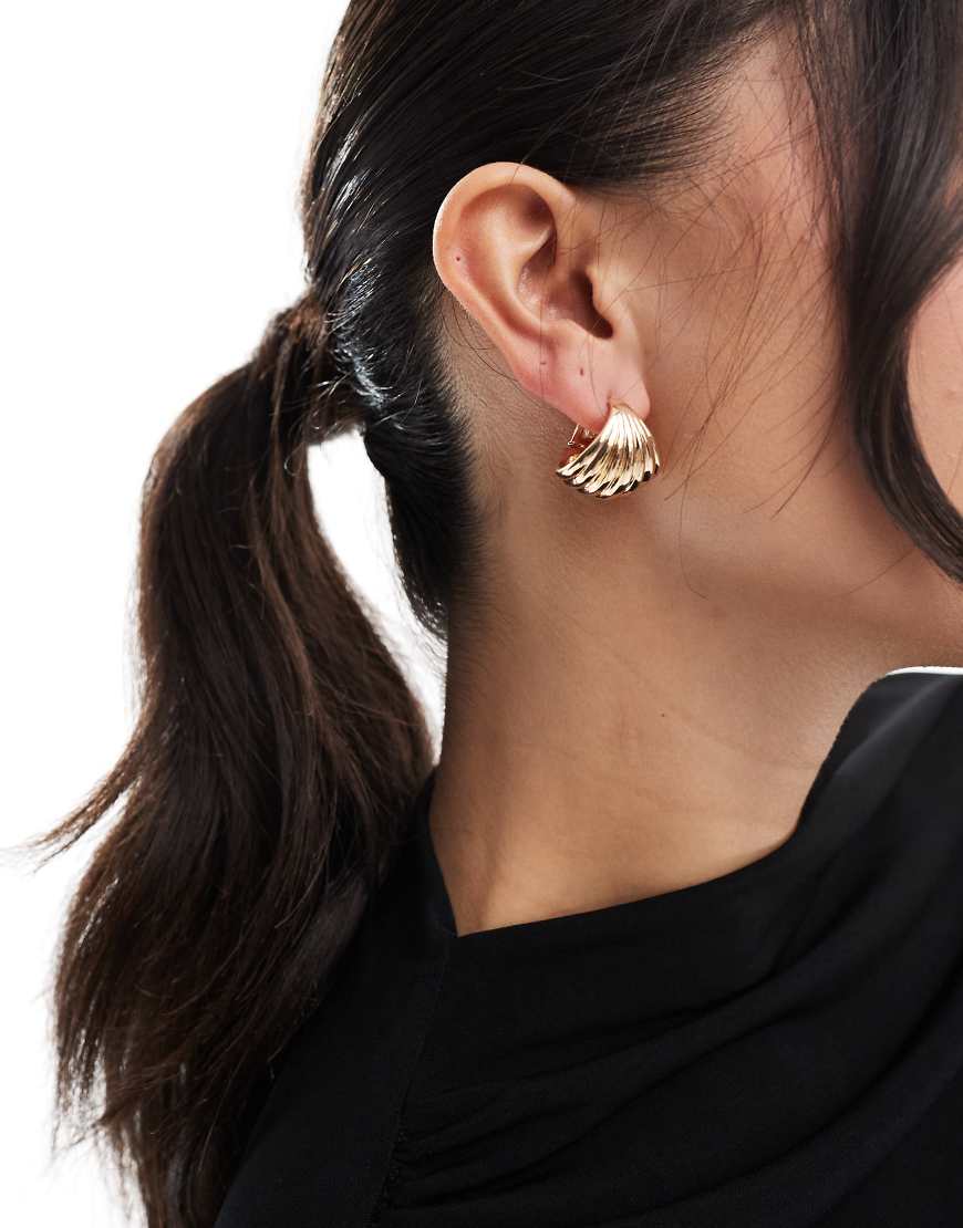 ASOS DESIGN - Goldfarbene Creolen mit geriffeltem Fächer-Detail ASOS DESIGN - Goldfarbene Creolen mit geriffeltem Fächer-Detail von ASOS DESIGN