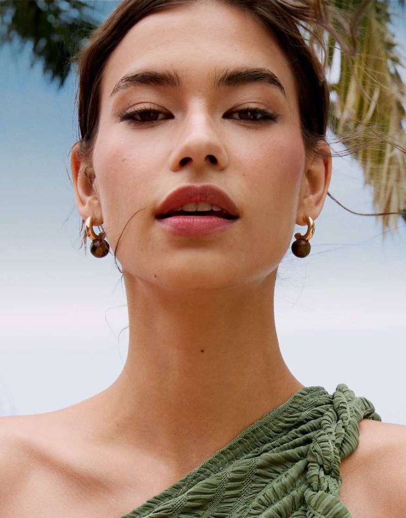 ASOS DESIGN - Goldfarbene Creolen mit runden Tigeraugen-Halbedelsteinen von ASOS DESIGN