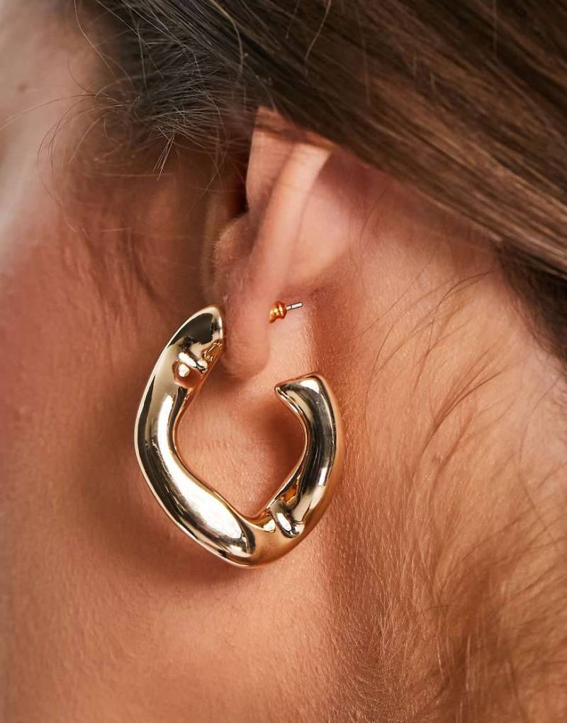 ASOS DESIGN - Goldfarbene Creolen mit verdrehtem Kettenglied-Design von ASOS DESIGN