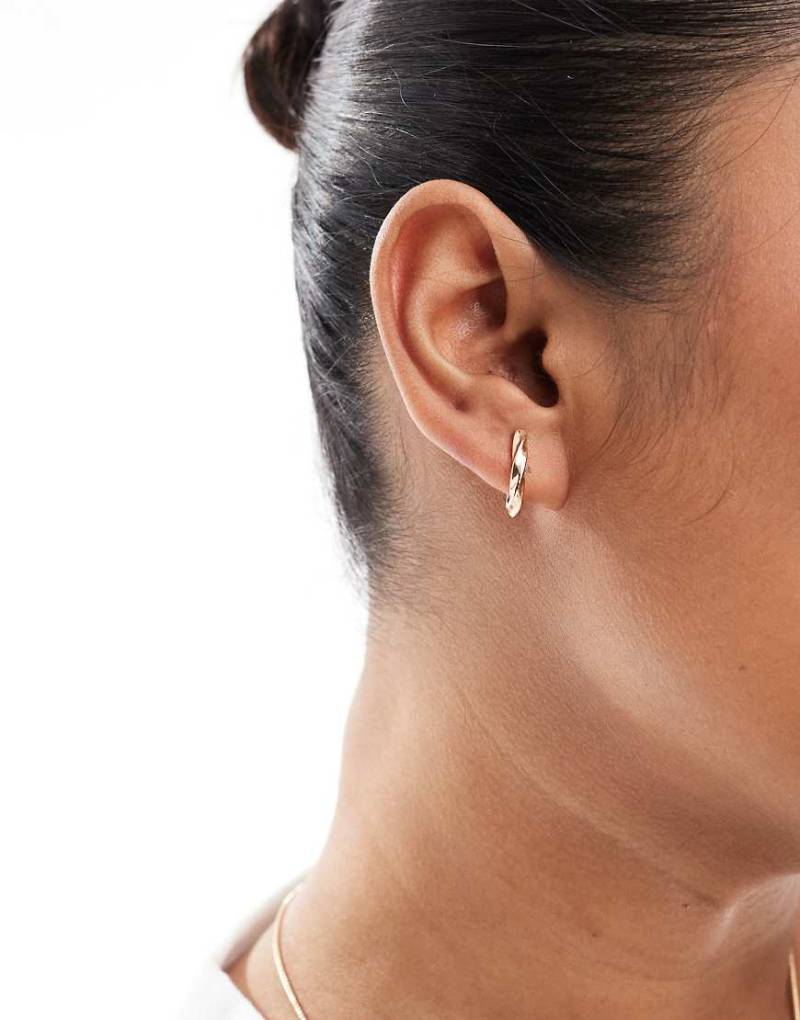 ASOS DESIGN - Goldfarbene Creolen mit verdrehtem anliegendem Detail von ASOS DESIGN